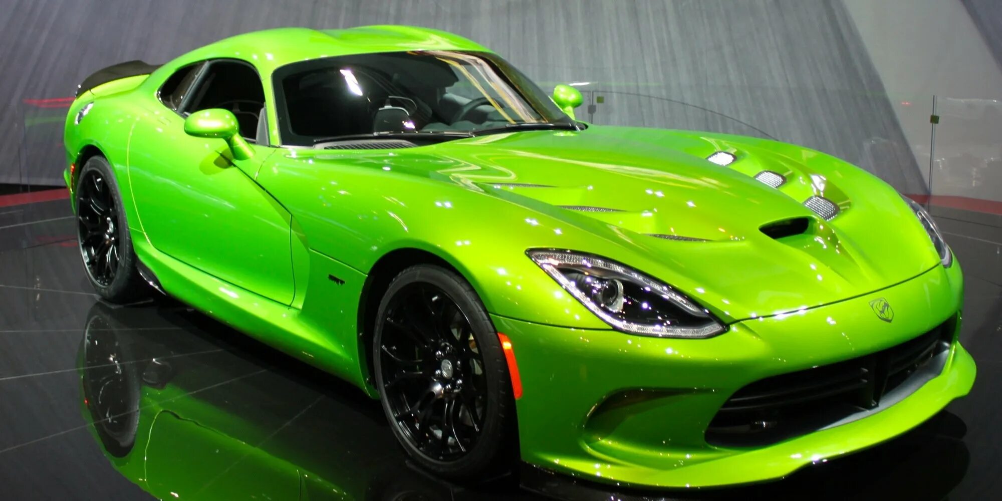 Viper green. Додж Вайпер зеленый. Додж Вайпер зеленый металлик. Dodge Viper 2016 зелёный. Dodge Viper 2022.