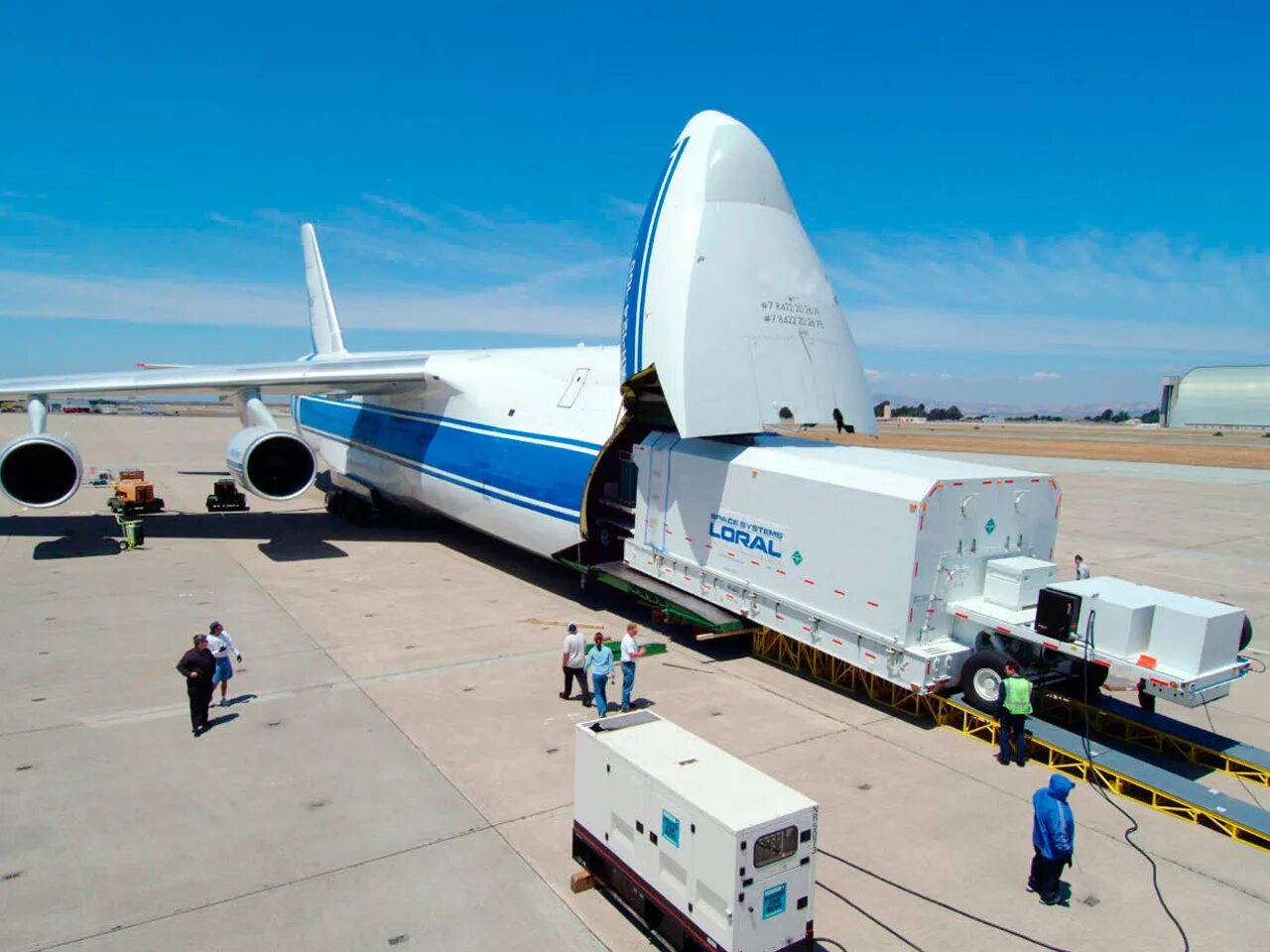 Перевозка по оон. АН-124 Волга Днепр. Грузовой самолет. Грузовой авиатранспорт. Погрузка грузового самолета.