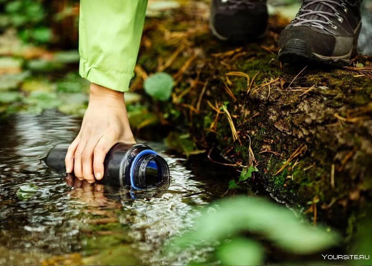 Пить воду из родника. Вода в походе. Пьет воду из речки. Очищение воды. Отпуск питьевой воды