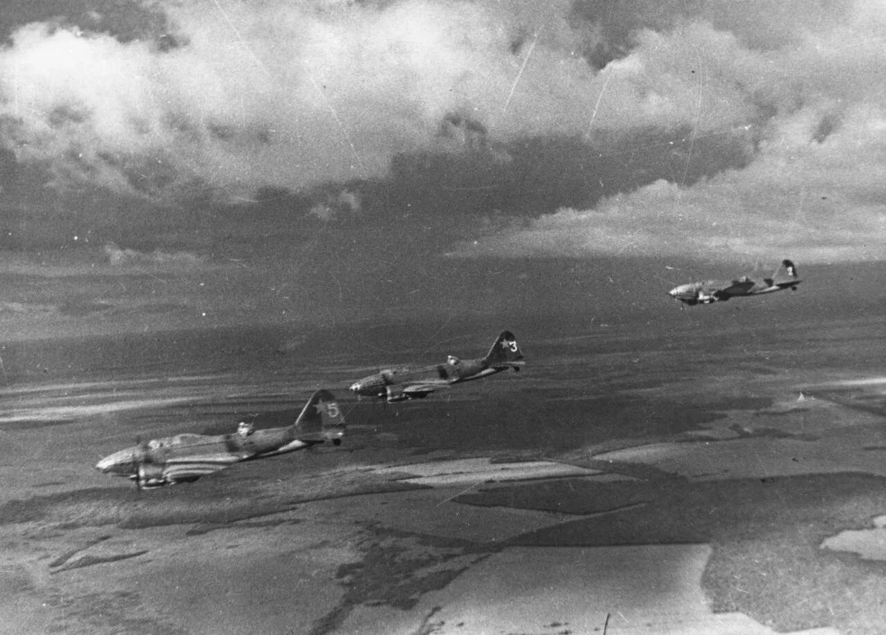 Воздушные сражения на кубани 1943. Кубанское воздушное сражение 1943. Над кубанью. Покрышкин воздушный бой картина. Стихотворение черным было небо над кубанью.