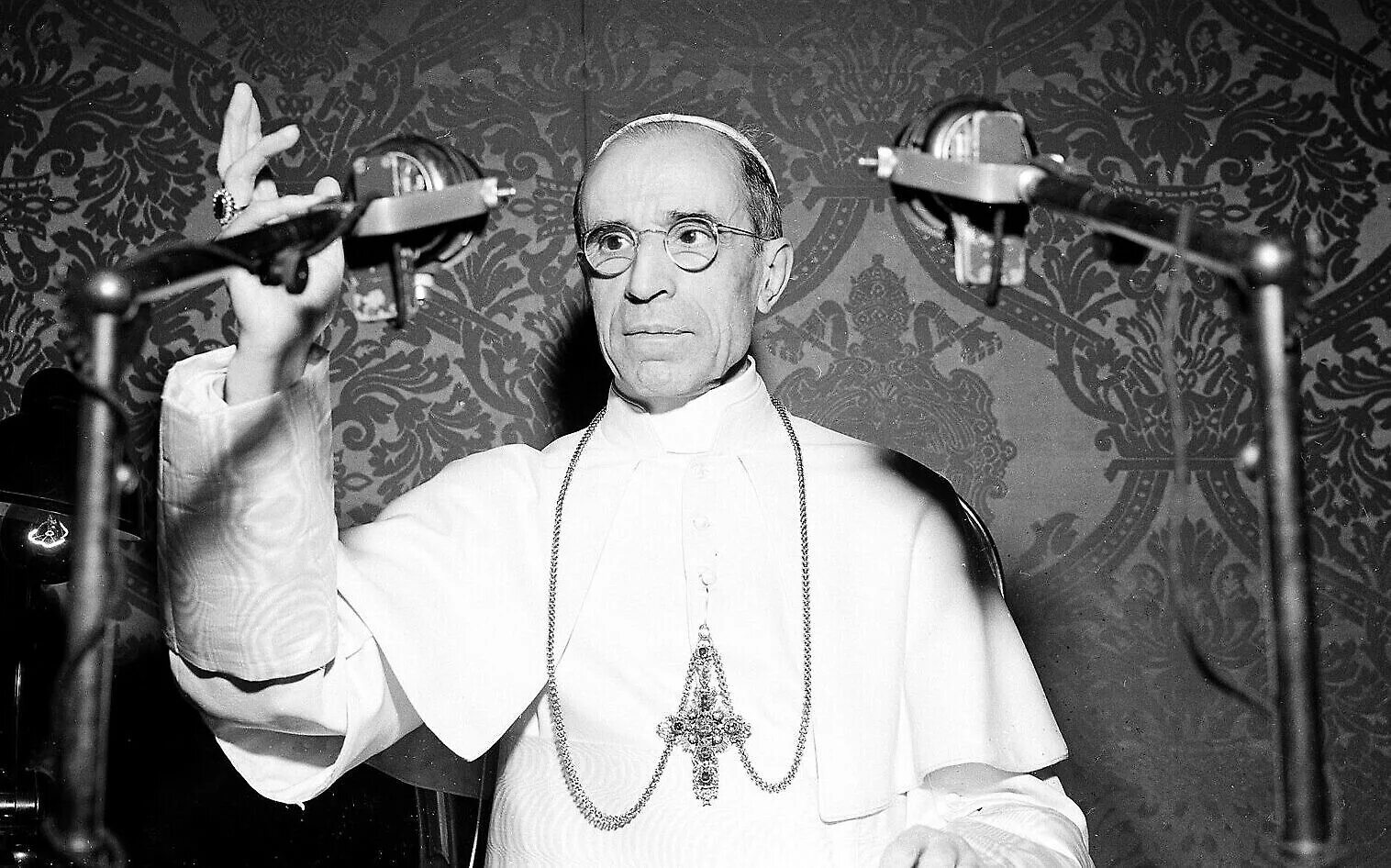 Папа пий. Папа пий 12 и гитлер. пий xiii. римский папа пий xii и гитлер. папа пий карикатуры.