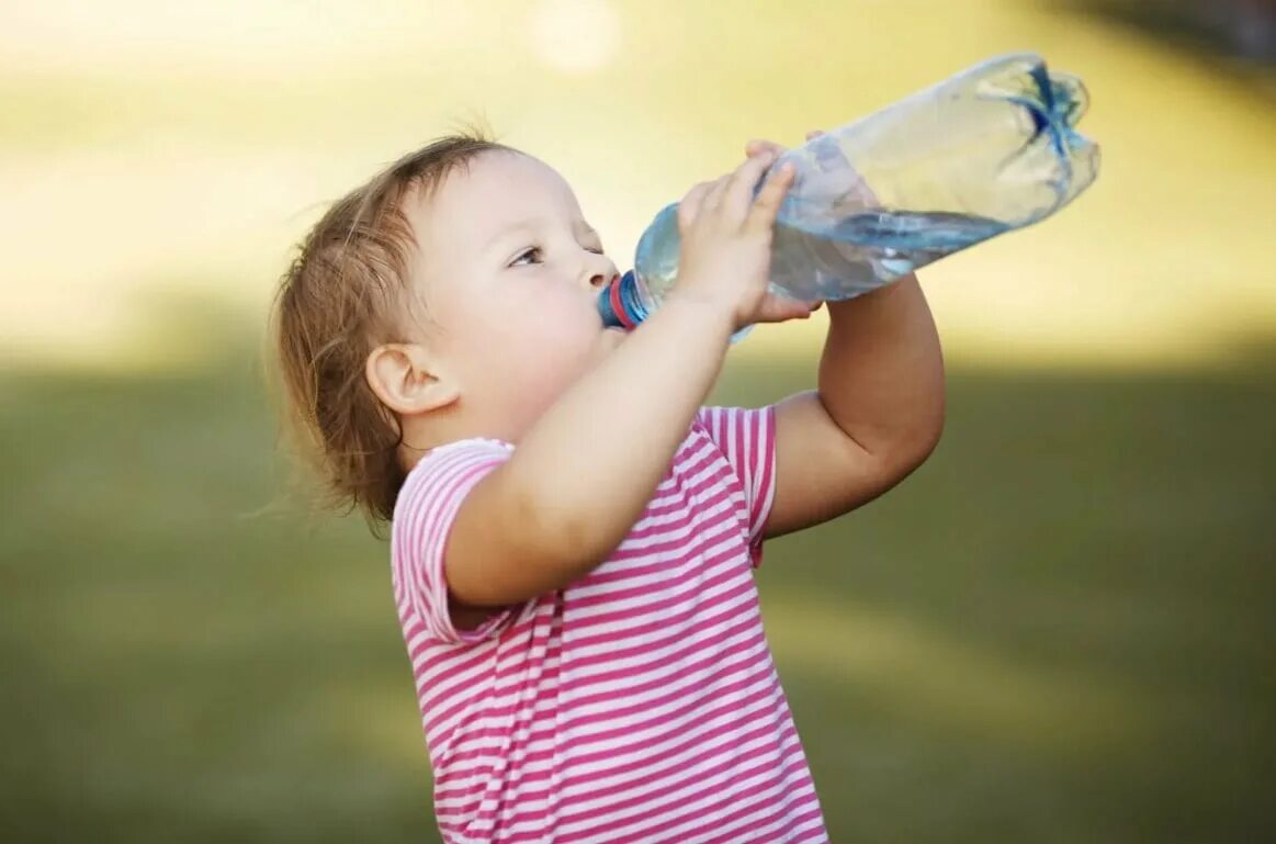 Пить воду. Человек пьет воду. Дети воды. Питье воды.