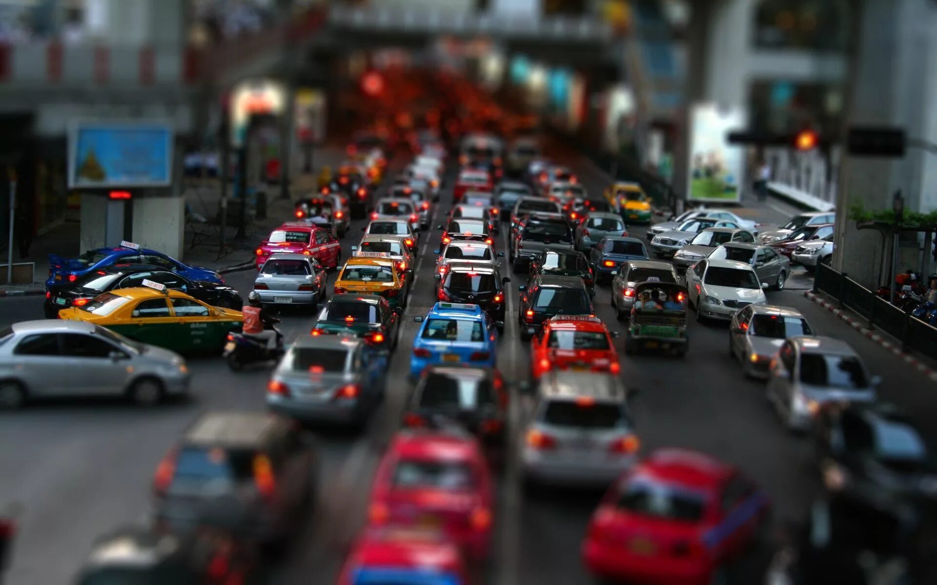 Тилт шифт (Tilt Shift) объектив. Машины в городе. Машина на дороге. Много машин в городе.