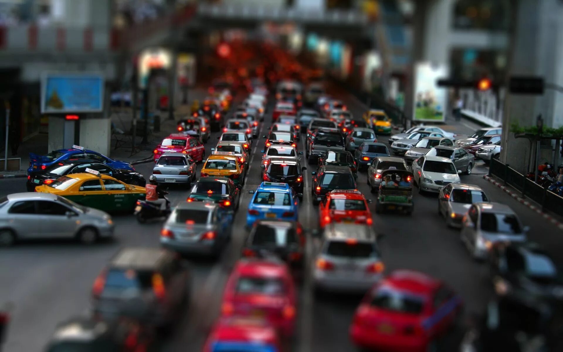 Движение в городе. Tilt shift архитектура. много машин на дороге. машины в городе. машина едет по городу.