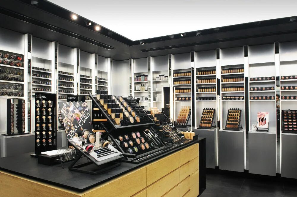 Mac shop ru. Mac магазин. Интерьеры магазина Mac. Mac Cosmetics магазины. Дизайн магазина косметики.