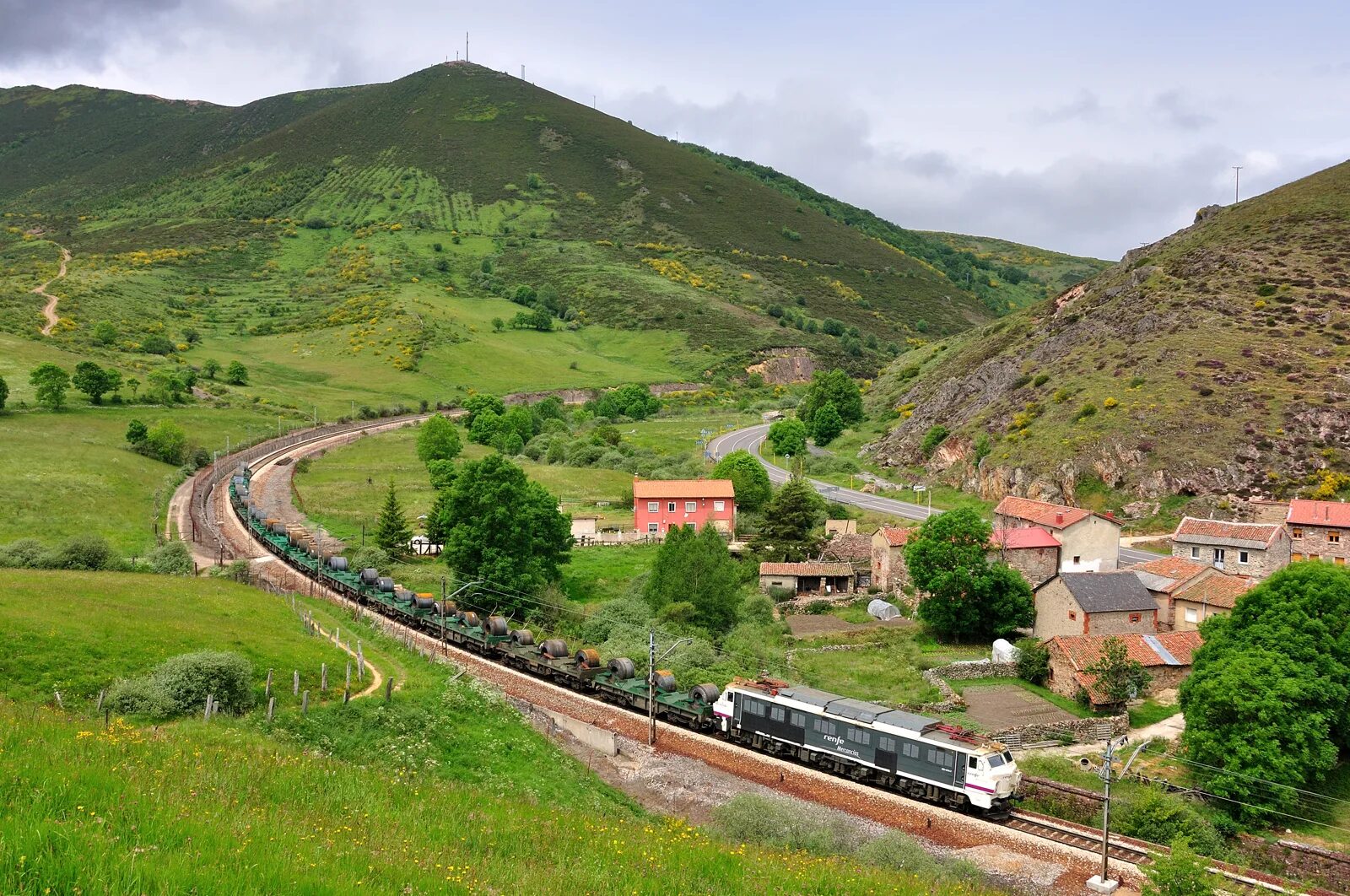 Виадук Байкальской железной дороги. Валлийская Нагорная железная дорога. Поезд в деревне. Румыния железная дорога.