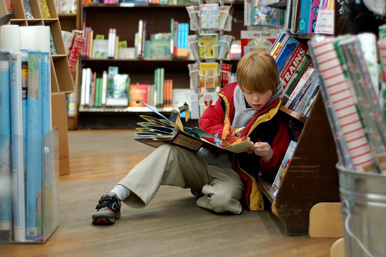 Child files. Дети в библиотеке. Читатели в библиотеке. Книги для детей. Библиотека для малышей.