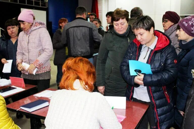 Работа в мостовском вакансии. Центр занятости Мостовской. Пгт Мостовской ярмарка вакансий. Московская ярмарка Мостовской. Вакансии центр занятости Мостовской.