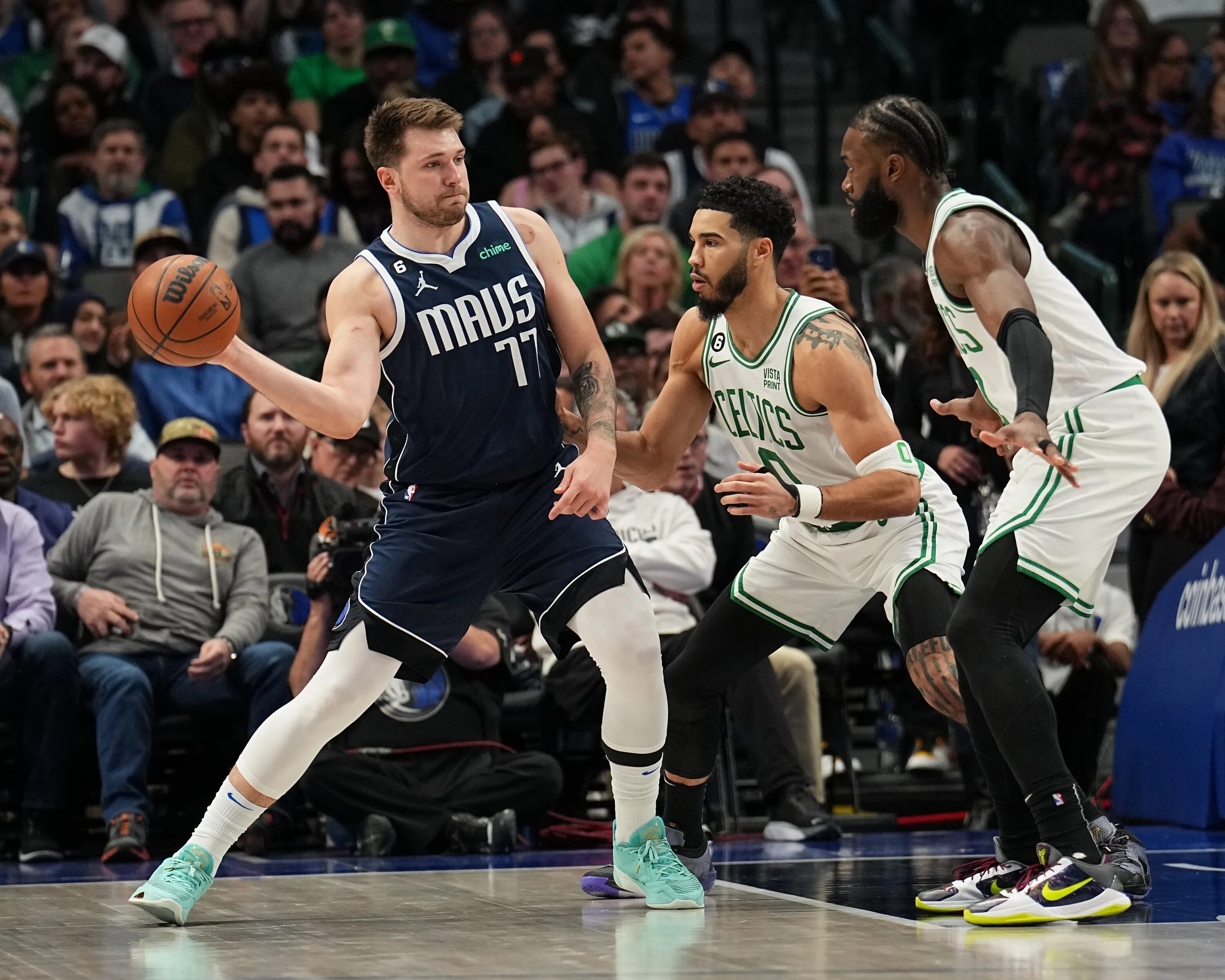 Даллас маверикс бостон селтикс матч. Dallas mavericks. бостон селтикс. баскетбольный стадион даллас маверикс. легенда даллас маверикс.