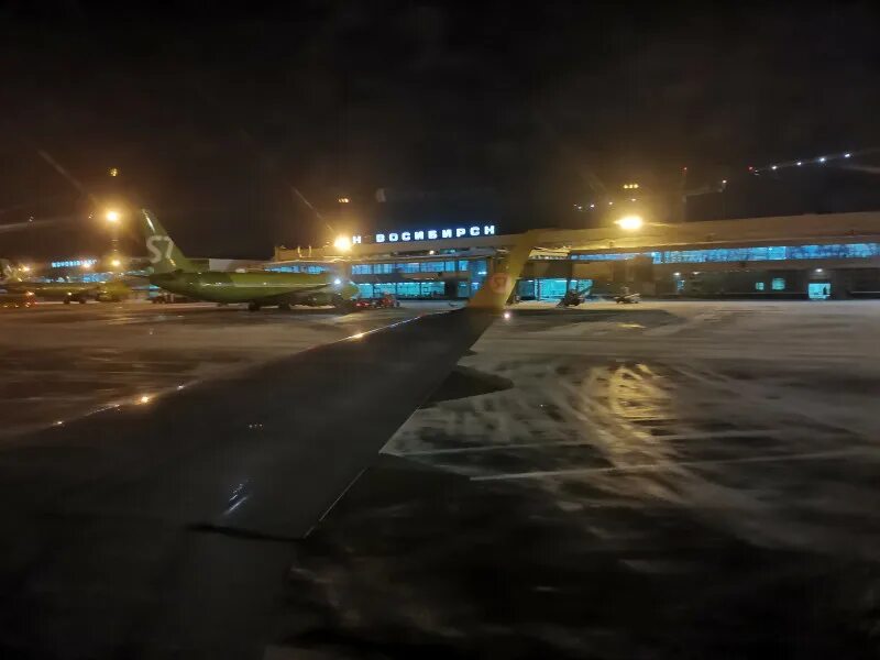 Толмачево бронницы. Новороссийск аэропорт Толмачево. Аэропорт Новосибирск Толмачево внутри ночью. Аэропорт дорога толмачёво. Аэропорт Толмачево 2022 внутри.