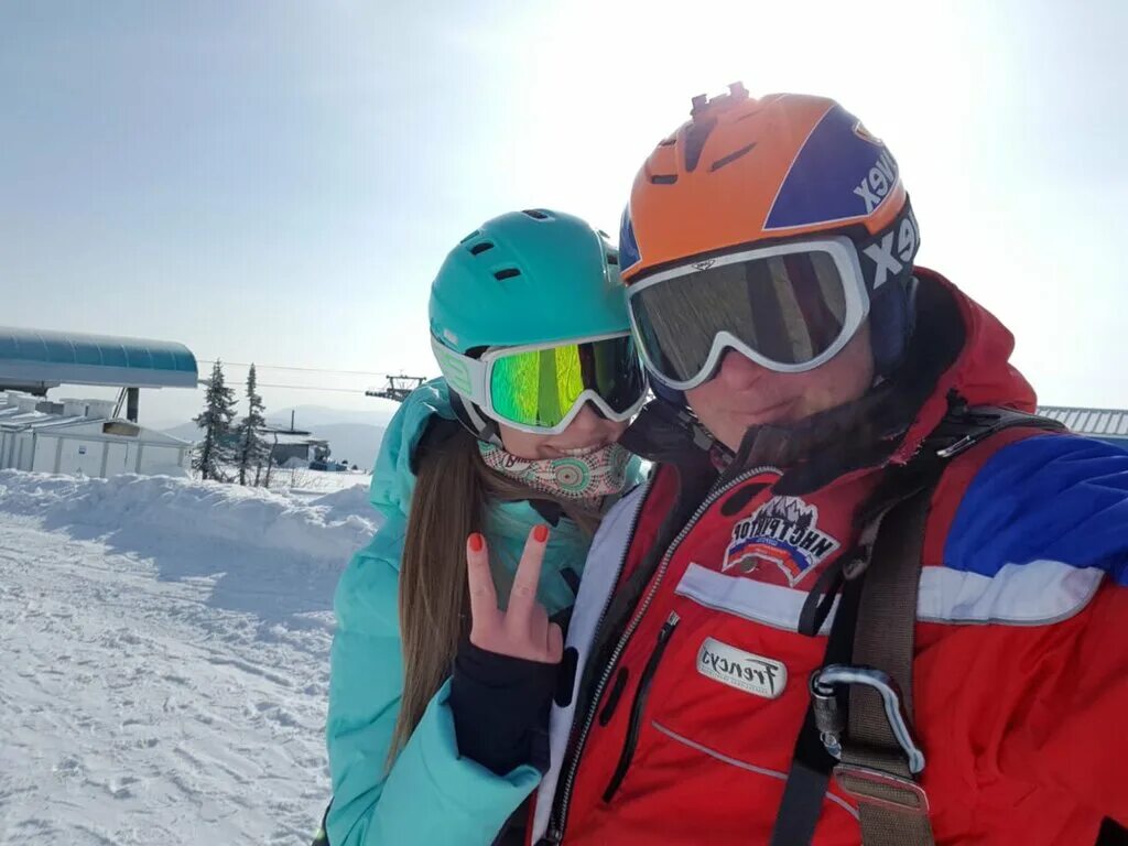 Оксана андреева топки тренер по лыжам. Детская горнолыжная школа. Служба инструкторов эльбрус лыжи. Служба инструкторов. Инструктор горнолыжников бейдж.