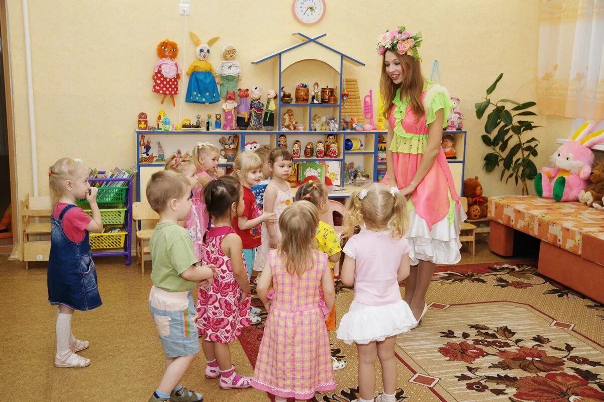 День смеха в детском саду. Дети обнимают воспитателя. Воспитатель. Развлечение на день смеха в доу. Няня в детском саду.