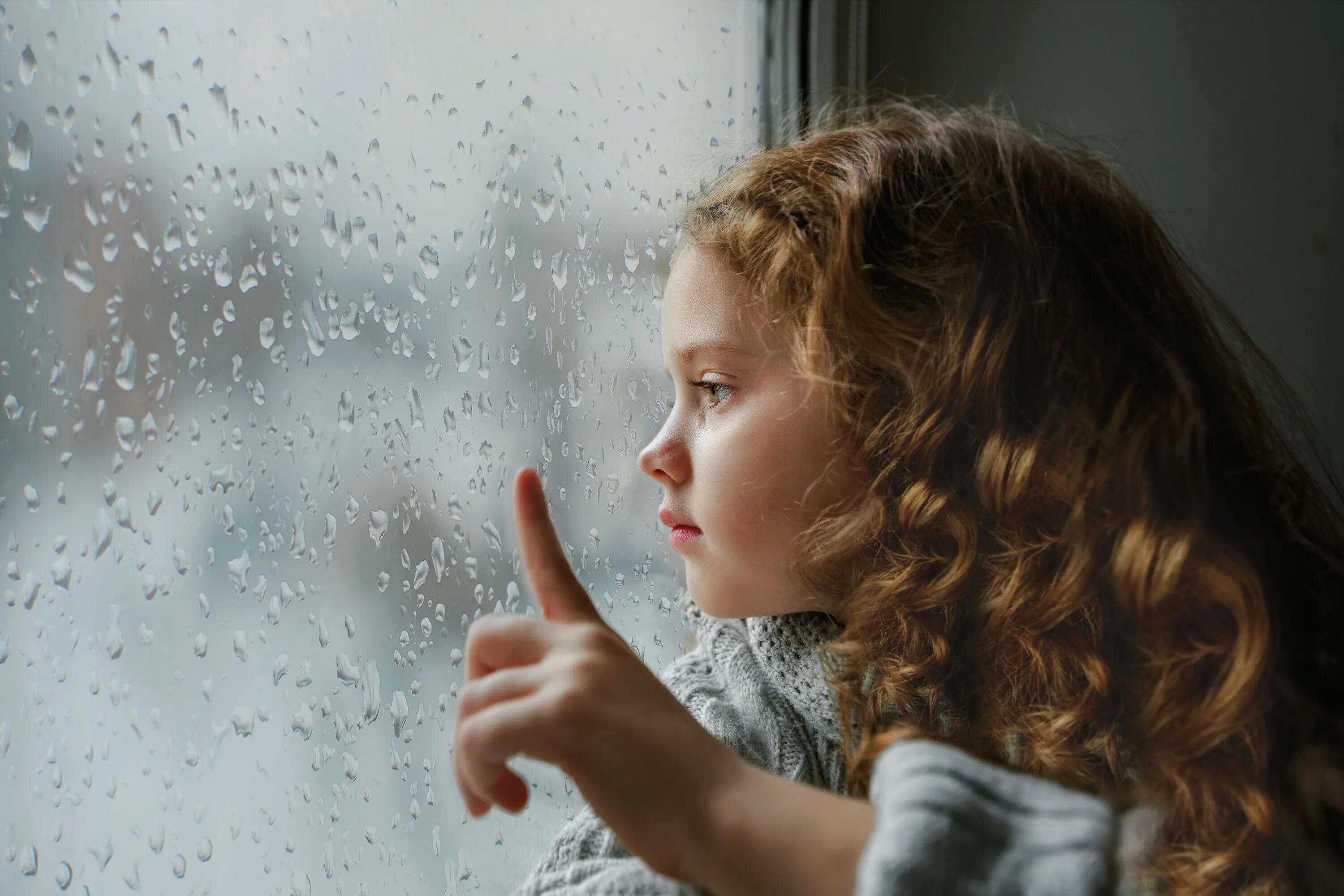 Мам дождь пошел. Ребенок дождь окно. Ребёнок за дождливым стеклом. Ребенок за окном дождь. Ребенок смотрит в окно дождь.