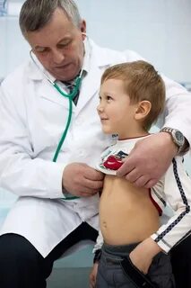 Хирург осматривает ребенка