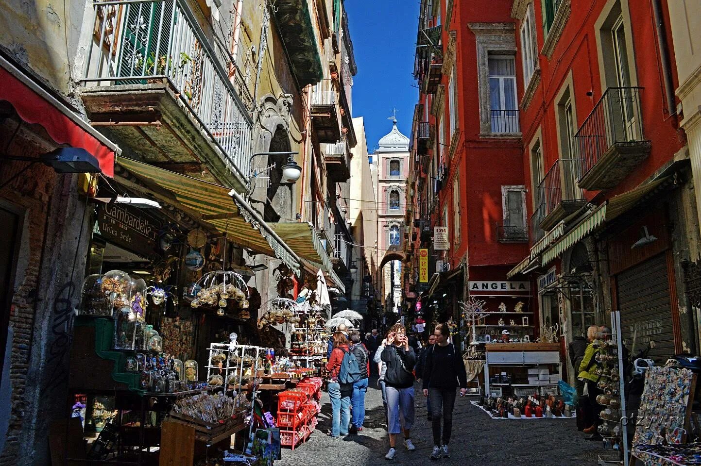 Naples, 12 year old stabbed during a robbery: it's serious