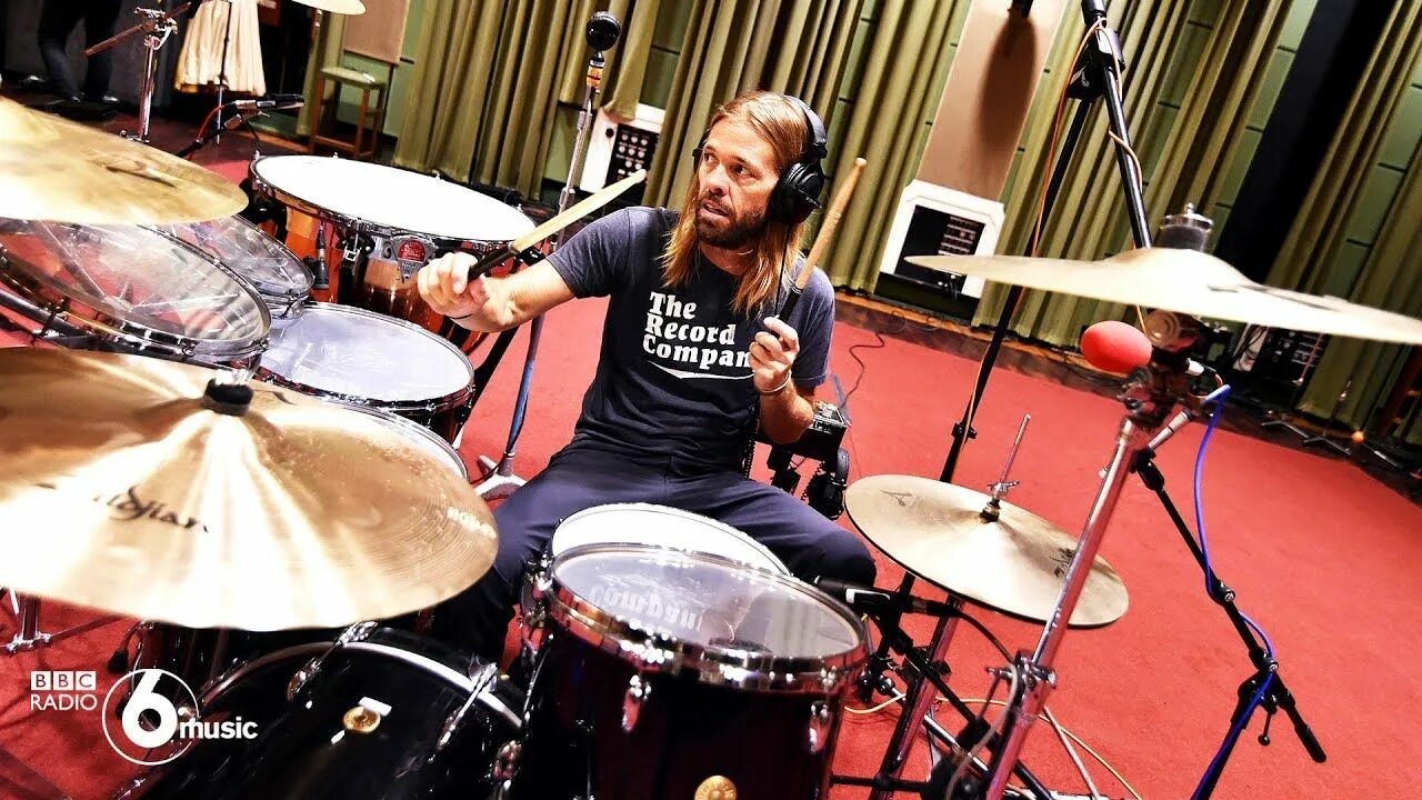 Taylor hawkins. Барабанщик foo fighters. оливер тейлор хоукинс. foo fighters taylor hawkins. taylor hawkins rip.