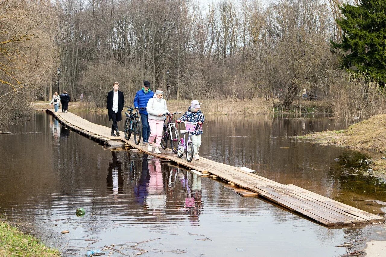 В новгород уровень волхов. В новгород уровень волхов. Волховская гэс волхов. Волховский мост новгород. Река волхов.
