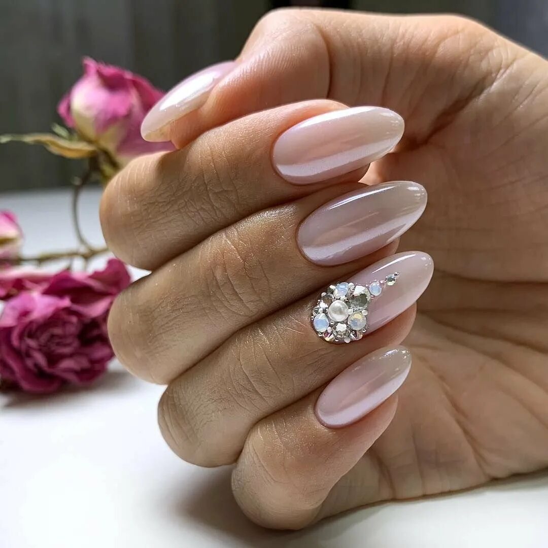 френч беж. нюдовые ногти. маникюр со стразами 2022. маникюр в бежевых тонах с дизайном. ногти 2023 бежевый.