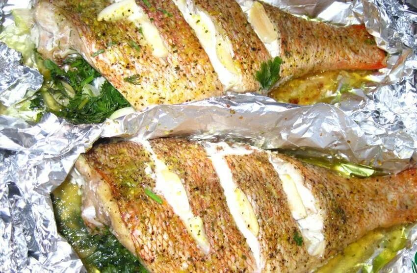 Окунь быстро и вкусно. Морской окунь в духовке. морской окунь в духовке в фольге. морской окунь запеченный в духовке. окунь запеченный в духовке.