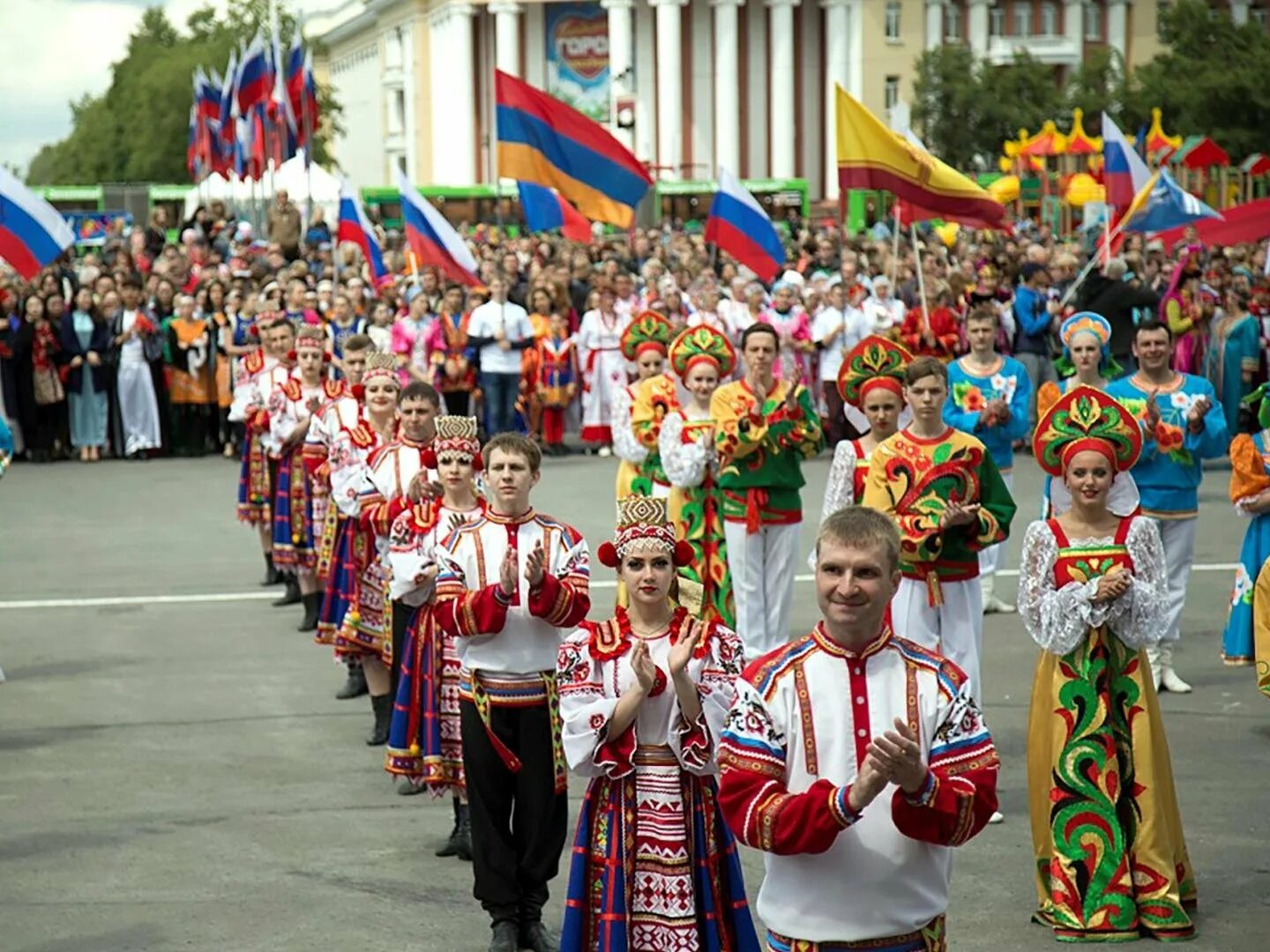 Дружба народов россии. Парад дружбы народов. Хоровод дружбы народов России. Народы России Дружба народов.