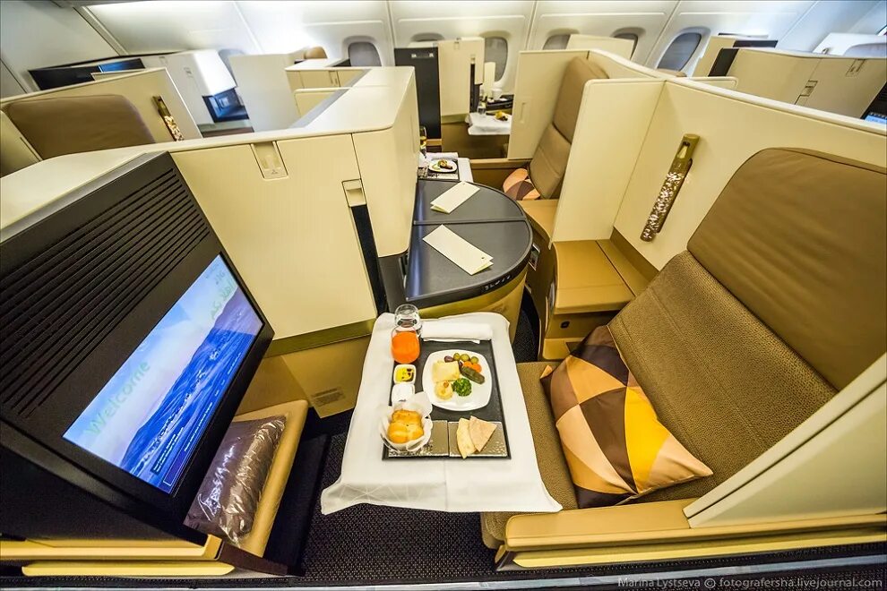 первый класс боинг 777 эмирейтс. этихад первый класс а380. Boeing 777 emirates первый класс. бизнес класс эмирейтс а380. первый класс авиация.
