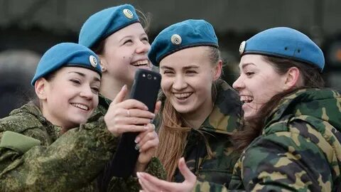 Женщины служащие в своей