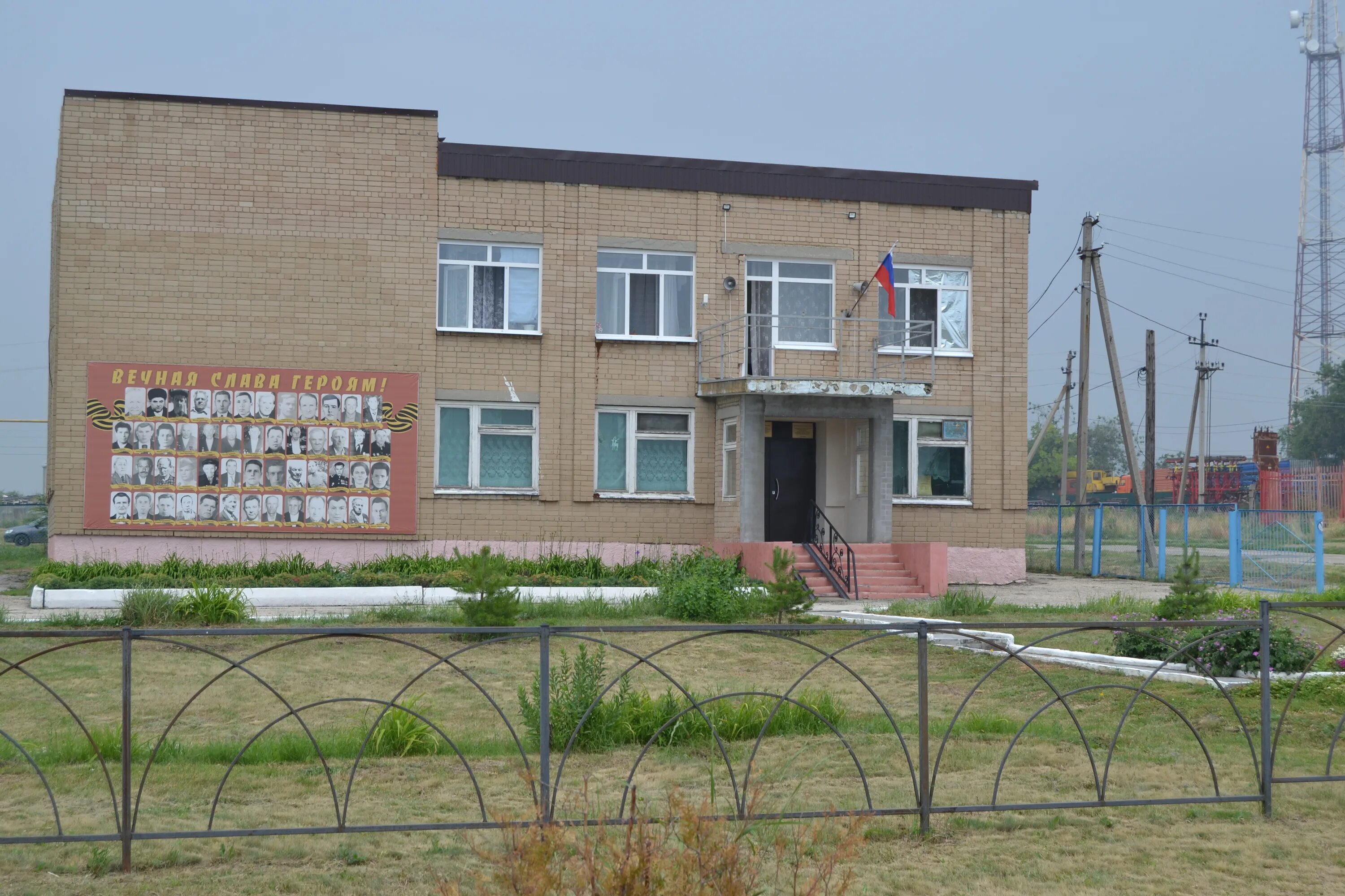 Красноармейский район село луганское. Село Луганское Саратовская. Село Луганское Саратовская область Красноармейский. Здание администрации Саратовской области. Церковь в селе Луганское Саратовская область Красноармейский район.