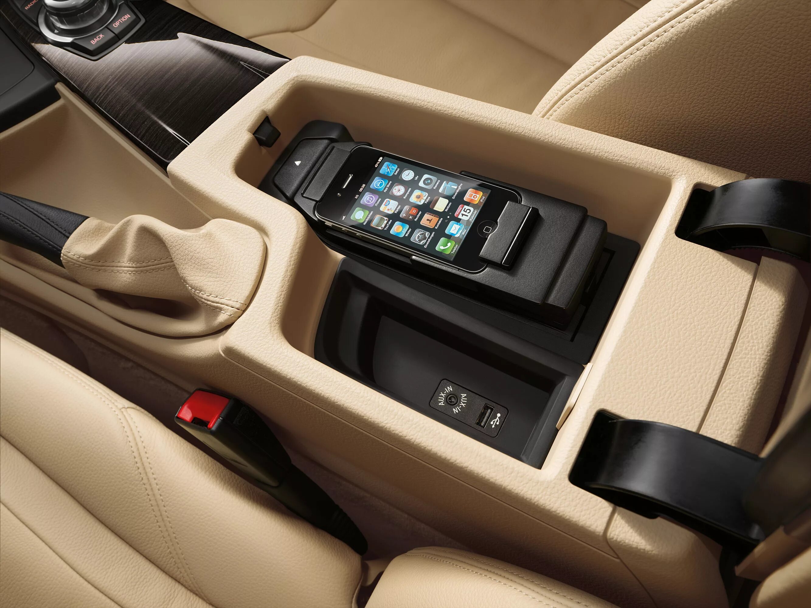 Телефон для автомобиля. BMW f30 USB порт в подлокотнике. Iphone в BMW f01. USB В подлокотнике BMW f10. BMW f10 телефон в подлокотнике.