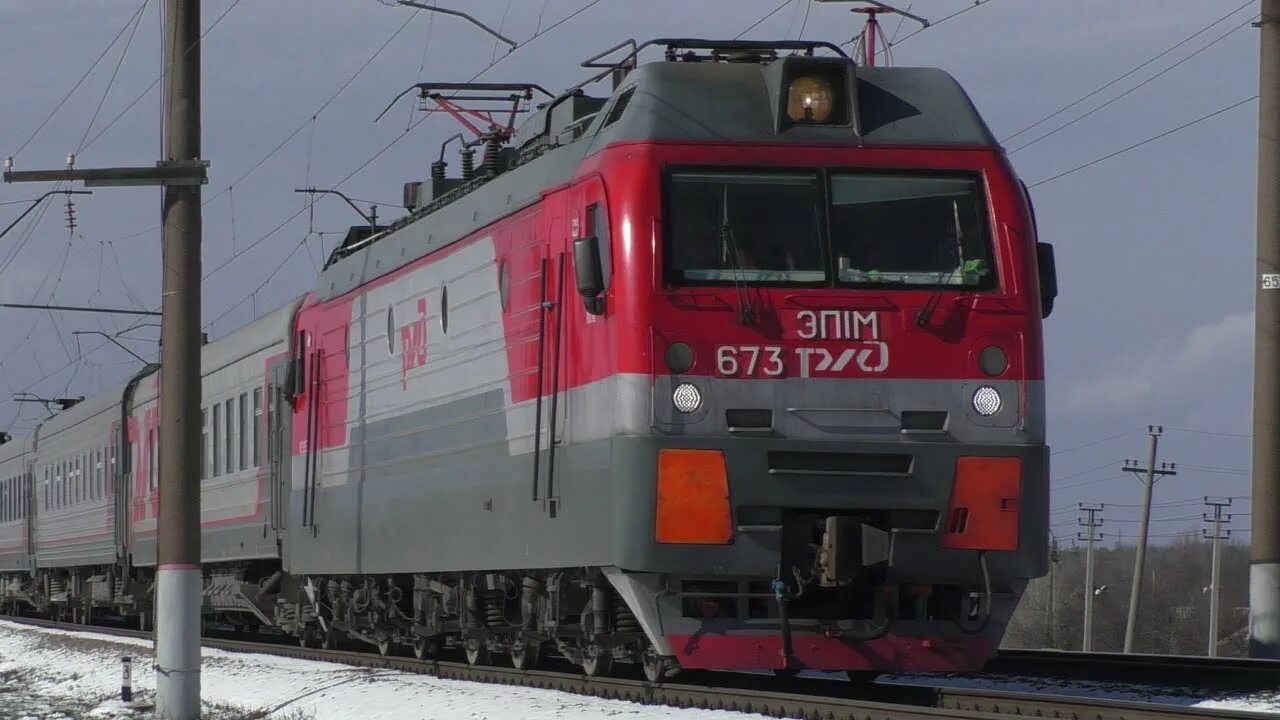 Поезд Москва Нальчик. Памятник электровозу Россошь. Волгоград Нальчик поезд. Поезд Владикавказ. Электричка прохладный минеральные воды