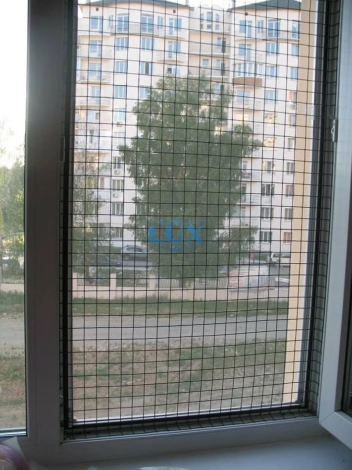 Противогранатная сетка на окна. Металлическая москитная сетка. Металлическая сетка на окно. Решетка на окно с сеткой.