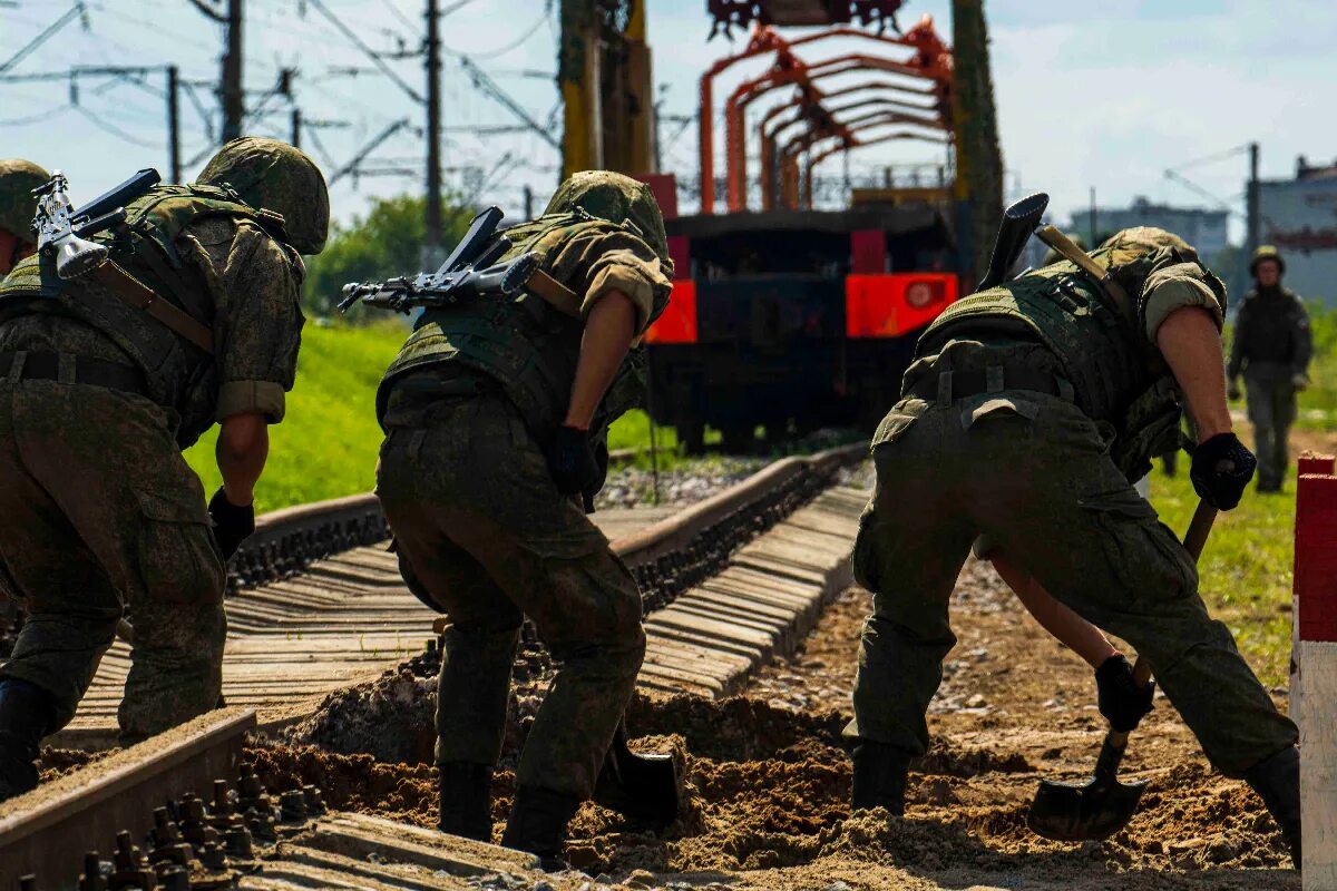 Военные железнодорожники. Военный эшелон ЗВО. ЖД войска. Железнодорожники армия. Диверсия в самаре