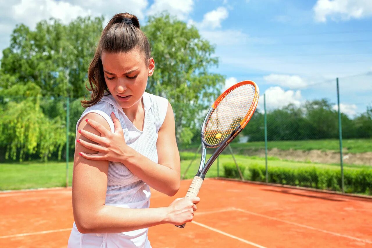 Детский большой теннис. Девушка показывает класс спорт. Tennis coach. When do the girls play tennis. Теннисист в прыжке.