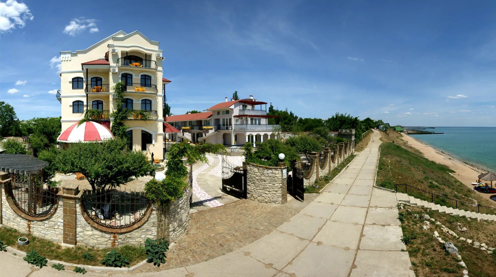 Крым пос приморский приморский дворик. Пансионат приморский феодосия приморский. Феодосия поселок приморский пансионат приморский. Приморский дворик приморский крым. Поселок приморский крым отель приморский дворик.