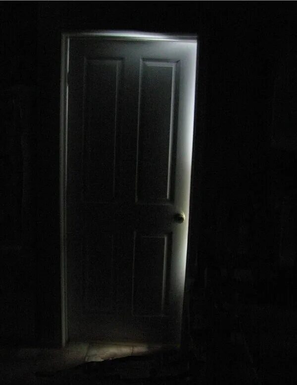 Страшная дверь. Дверь в темноте. Входная дверь в темноте. Дверь ночью.