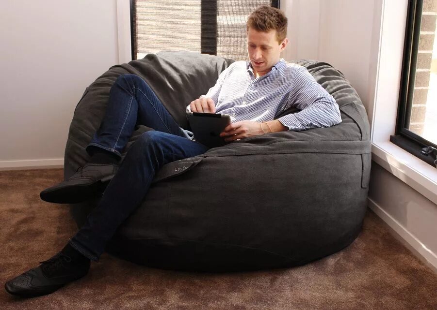 Кресло-мешок Bean-Bag. Bean Bag кресло. Кресла мешки в офисе. Человек в кресле мешке.