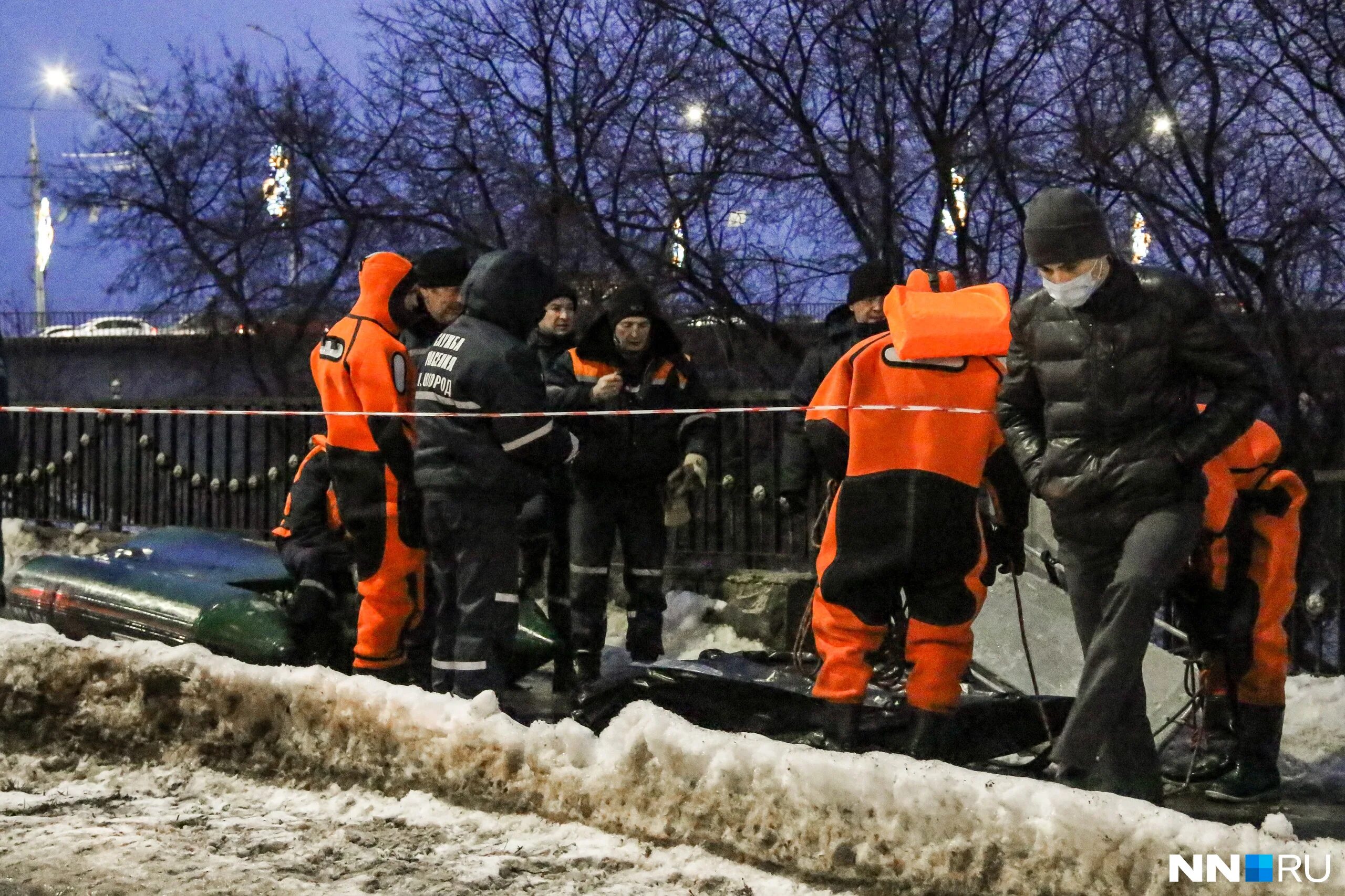 Нижегородский спасатель. Упал с моста Нижний Новгород. Мальчик упавший с моста. Упавший мужчина с моста