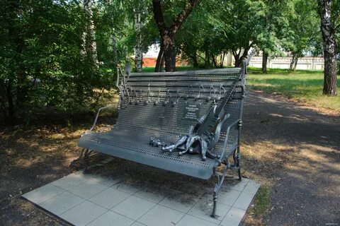 Памятники скамейки