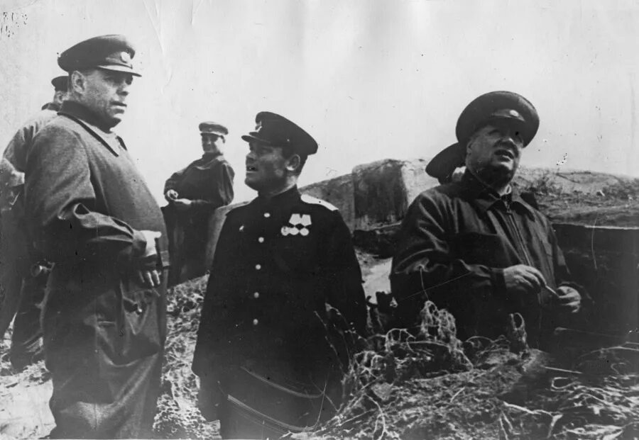 Командующий 3 м украинским фронтом. Маршал Толбухин фёдор Иванович. Маршал Василевский на фронте.