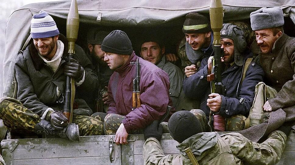 Русские в чечне. Штурм Грозного 1994-1995 чеченцы. Чеченский боевики 1994 1995 Грозный. Чечня солдат 1995 Грозный.