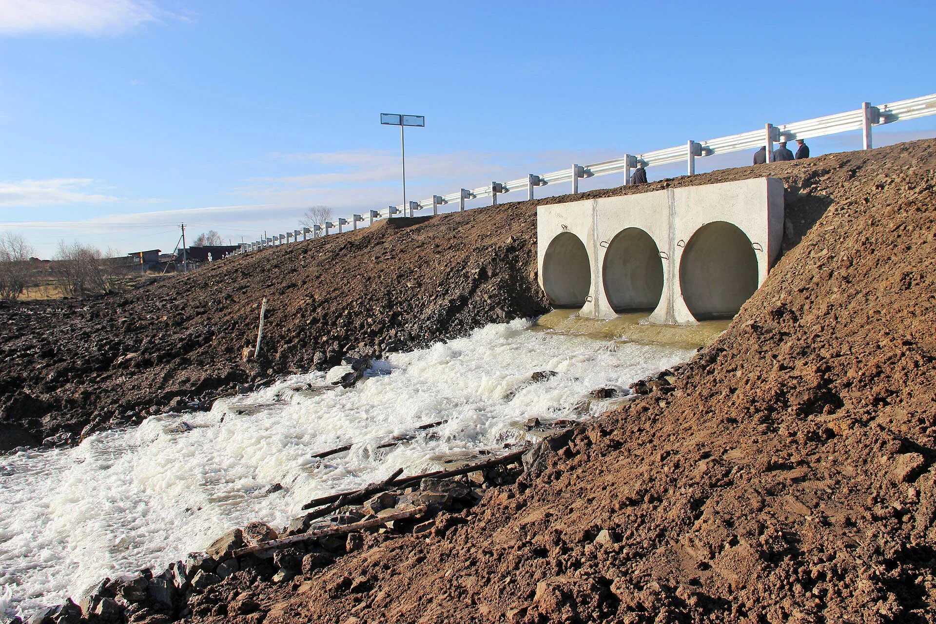 Река челновая плотина. Дамба надвоицы. Плотина у моря. Sepulveda dam лос анджелес. Плотина сепульведа.