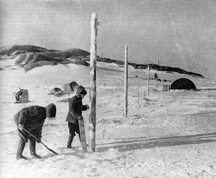 Как называется первая советско российская научная станция. Первая Советская антарктическая Экспедиция 1956. Антарктическая станция Мирный 1956. Антарктическая Экспедиция в 1955. Станция Пионерская Антарктида.