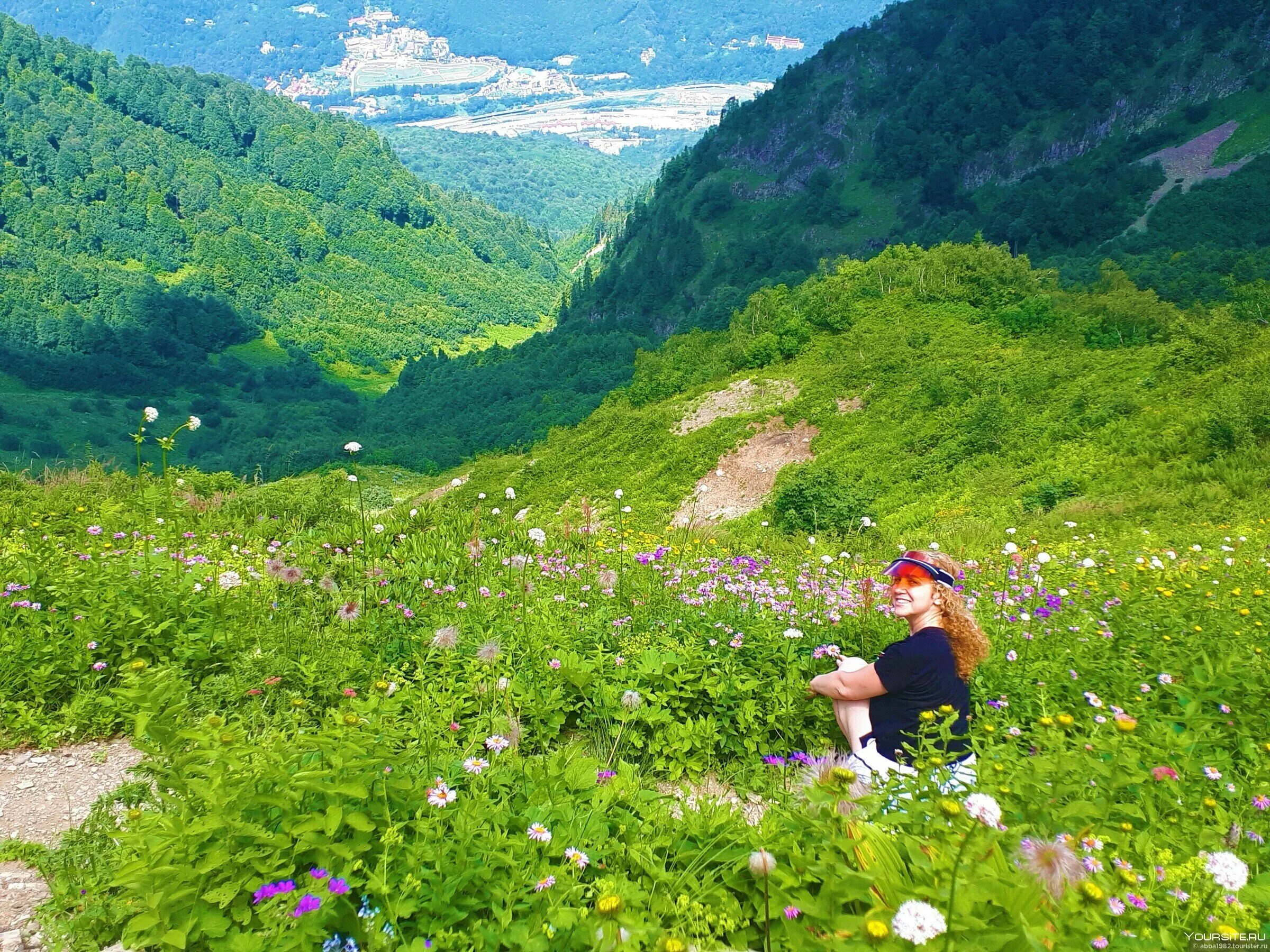 Треккинг красная поляна сочи. Маковые поля тургеневка. На солнечной поляне. Красивые девушки на поляне. Эко тропа альпийские луга красная поляна.