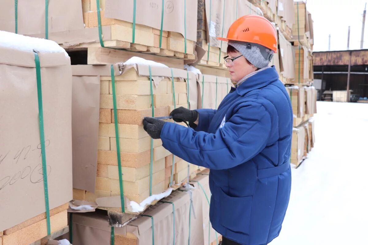 Контроль качества на заводе. Профессия контролер отк. Контролер продукции цветной металлургии. Контролер материалов металлов полуфабрикатов и изделий. Контролер отк.