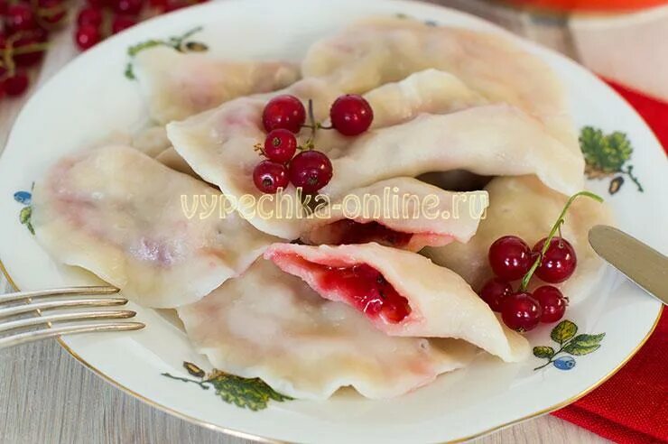 Пельмени с брусникой. Вареники с красной смородиной. Вареники с красной смородиной рецепт. Вареники с красной смородиной рецепт. Вареники со сметаной.