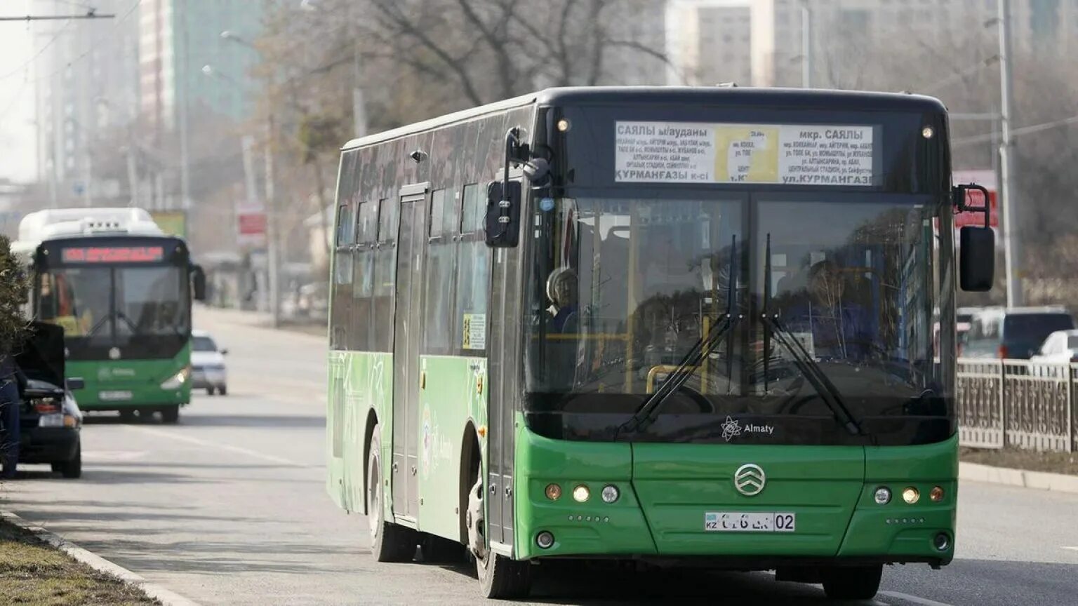 Астана алматы автобус. Автобусы Алматы. Городские автобусы Алматы. Парк автобусов. Автобус едет.