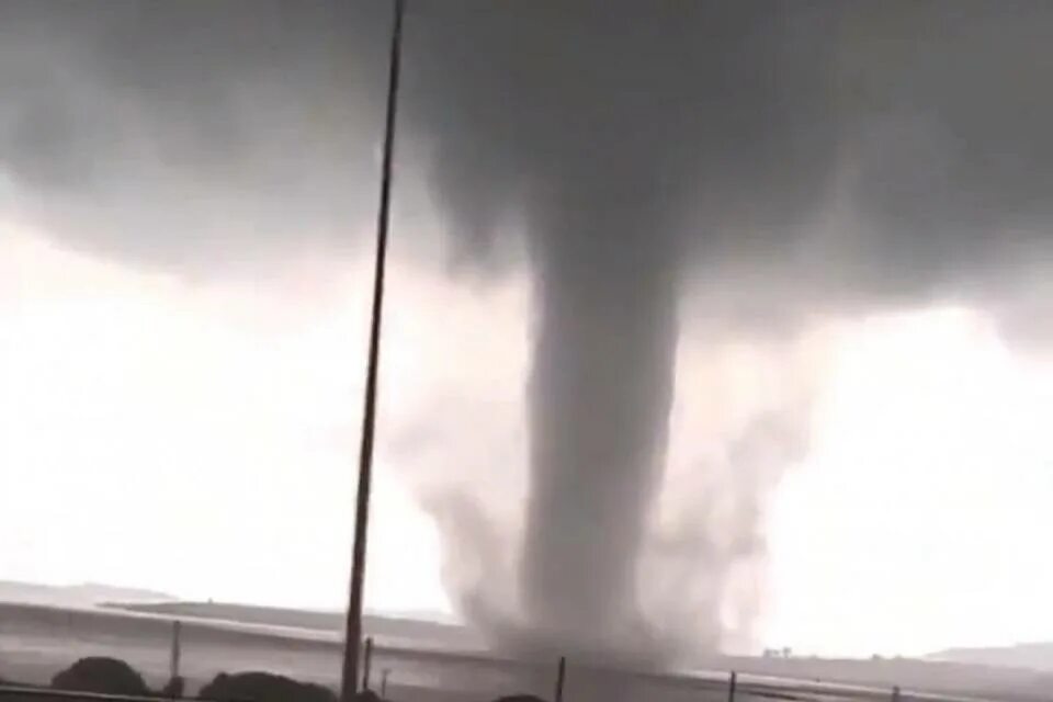 Водяной смерч. Торнадо 2020. Водяные смерчи в ТЦ. Водный смерч вблизи.