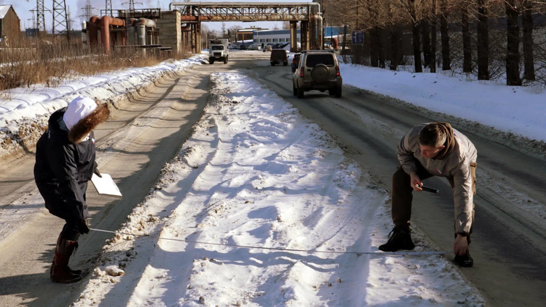 Возле представлявшего сильно. Сугробы на дороге. Дороги в снегу Ярославль. Неудовлетворительные дорожные условия. Дороги Ярославля.