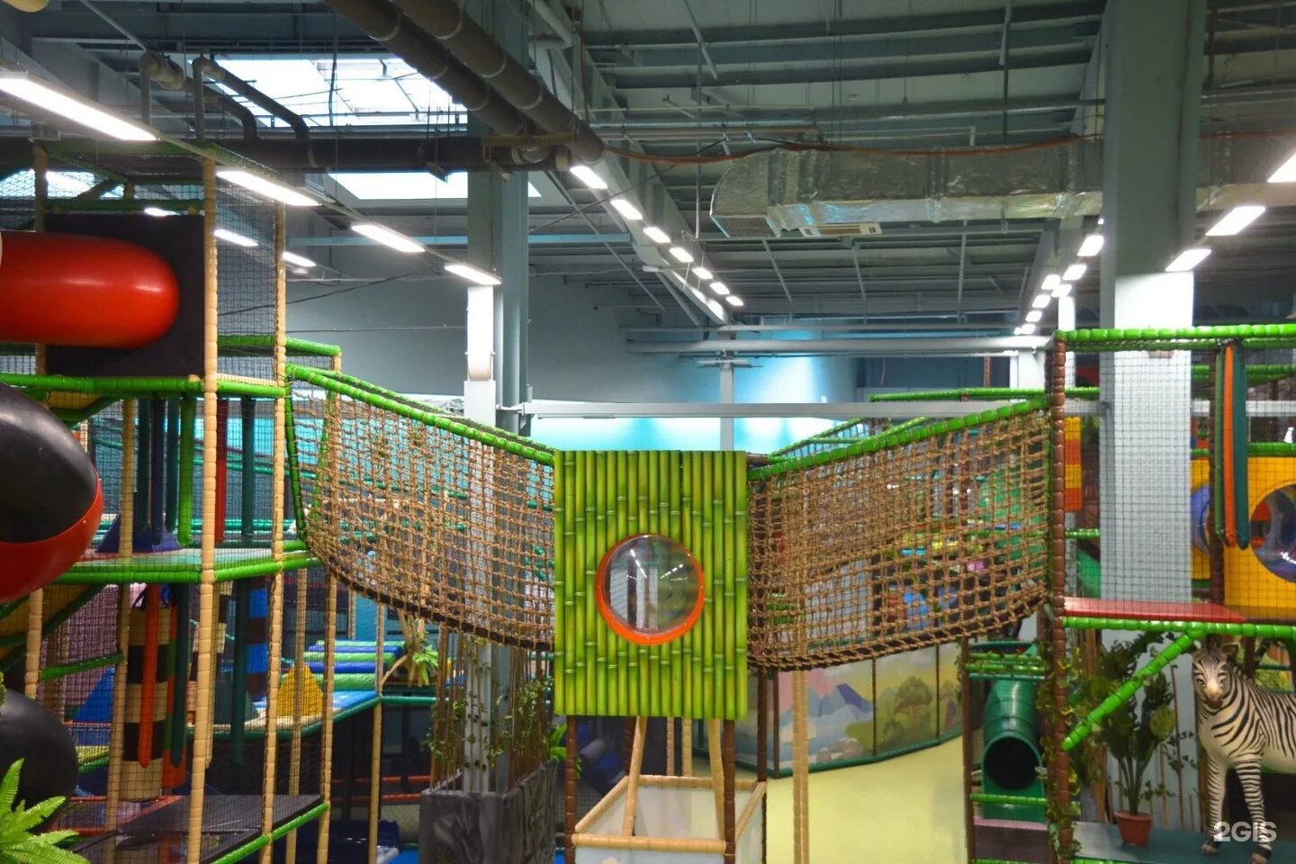 Остров новосибирск. Развлекательный центр в новосибирске веселый остров. Тц малинки веселый остров. Остров новосибирск. Веселый остров.