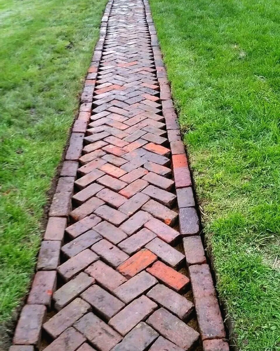 Кирпичные дорожки в саду. Дорожка из кирпича на даче. Дорожки из старого кирпича. Дорожка из кирпича на даче. Как выложить дорожку из кирпича.