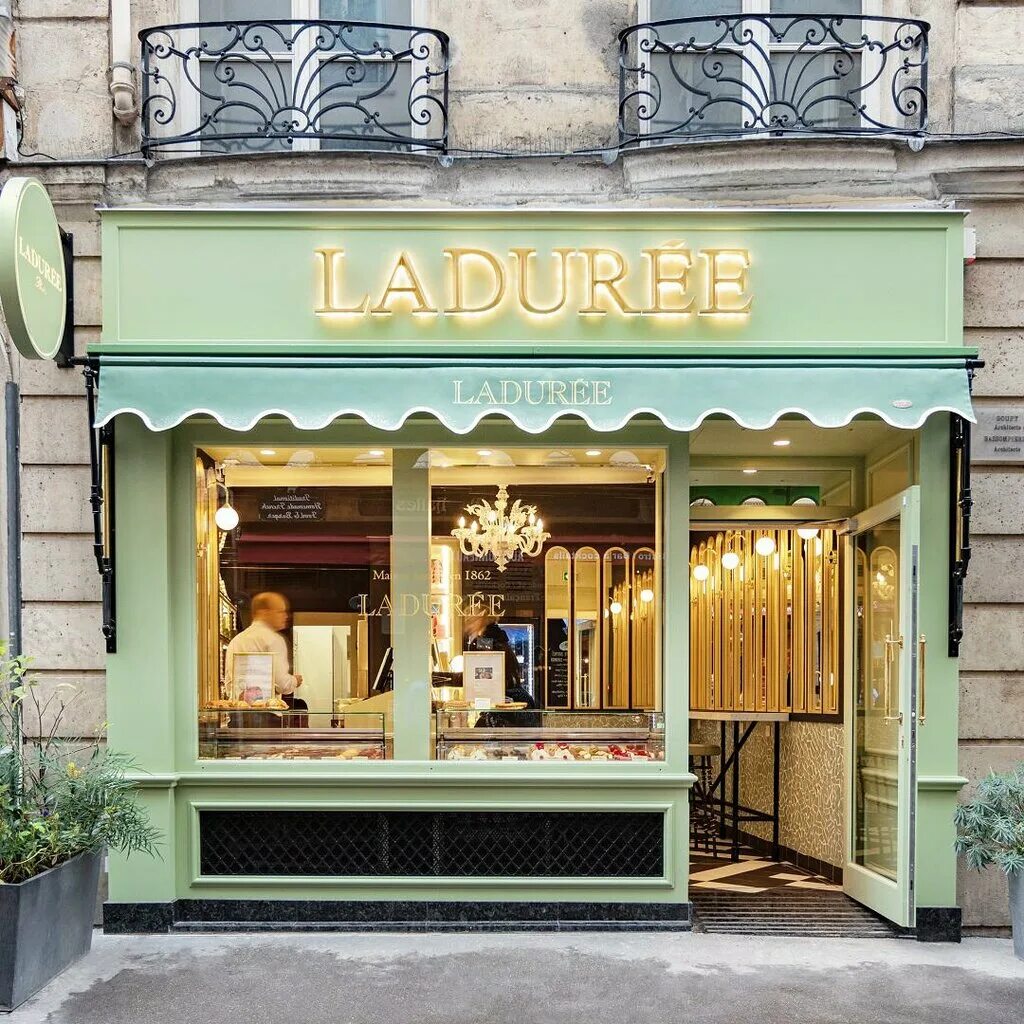 Laduree патриаршие пруды. Ля дюре кондитерская париж. Кондитерская в париже ладури. La dure. La dure.